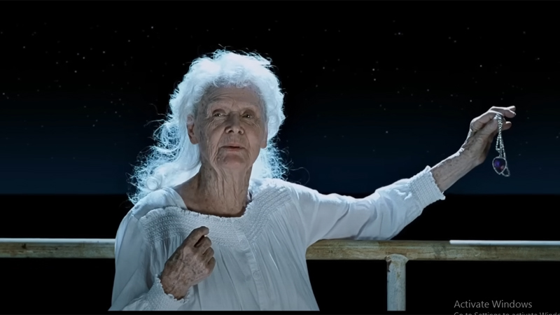 Rose (Gloria Stuart) berdiri di pinggir kapal, memegang Heart of the Ocean, diikuti oleh Brock Lovett dan kru lainnya dalam adegan yang tidak ditayangkan di versi bioskop