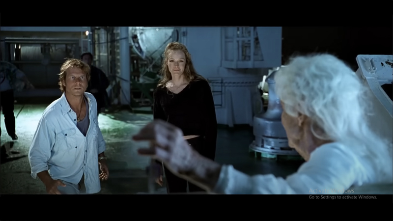 Rose (Gloria Stuart) berdiri di pinggir kapal, memegang Heart of the Ocean, diikuti oleh Brock Lovett dan kru lainnya dalam adegan yang tidak ditayangkan di versi bioskop