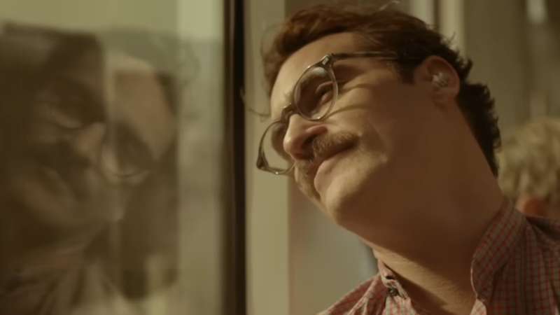Theodore tersenyum sambil mendengarkan suara Samantha lewat earphone