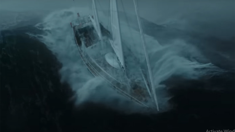 Poster Adrift 2018 - kapal kecil di lautan luas, dengan langit gelap