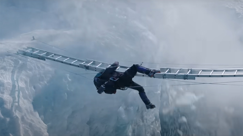 Poster Everest 2015 - pendaki berdiri harus menyebrangi jurang dalam yang sangat beresiko