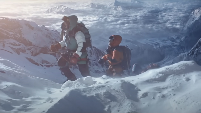 Poster Everest 2015 - pendaki berdiri menantang badai salju