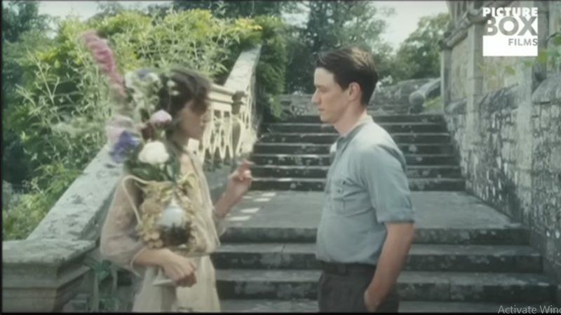 Poster Atonement 2007 - Cecilia dan Robbie berhadapan di tengah kabut