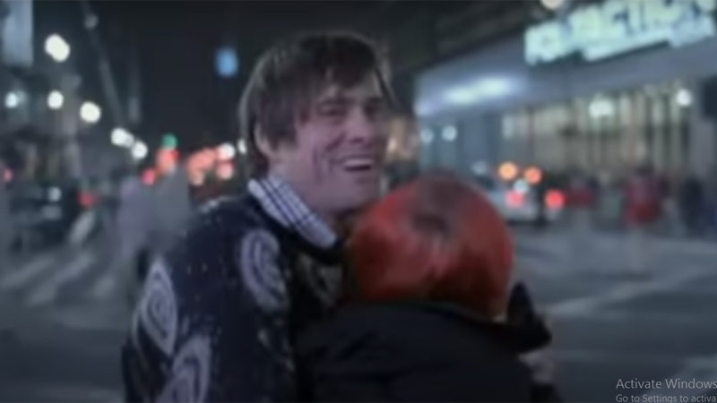 Poster Eternal Sunshine 2004 - Joel dan Clementine berpelukan di zebra cross