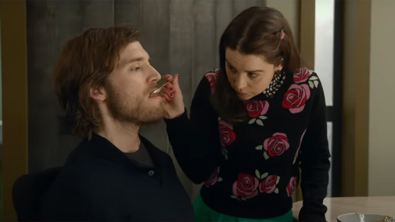 Poster Me Before You 2016 - Lou menyuapi makanan Will dengan sabar dan penuh kasih