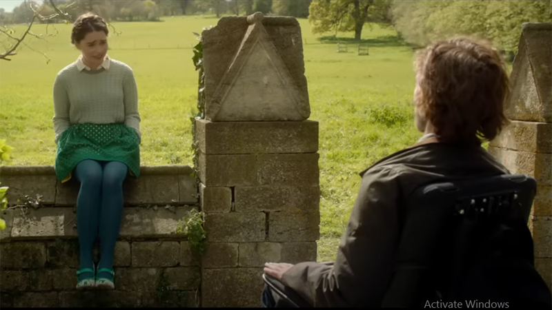 Poster Me Before You 2016 - Will duduk di kursi roda memandang Lou yang tersenyum lebar