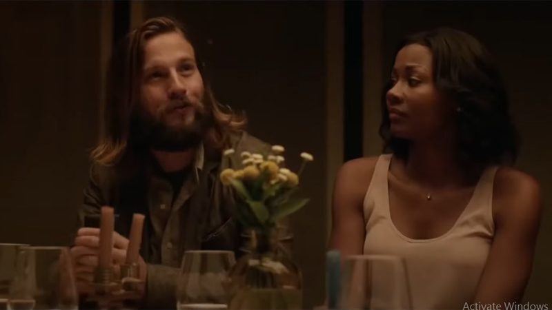Poster The Invitation 2015 - wajah Will dalam cahaya remang dengan latar lilin